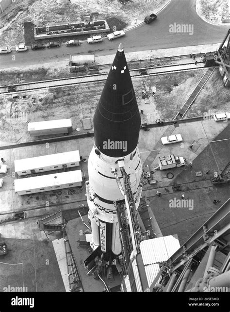 El VehÍculo De Lanzamiento Del Apollo 6 Sajando El Edificio De Conjunto