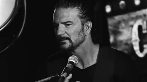 Ricardo Arjona No Se Rinde Anuncia Su Gira Musical Blanco Y Negro