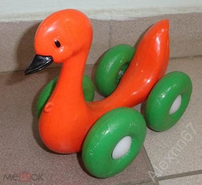 Утка утенок каталка целлулоид СССР,игрушка целлулоидная на колесах