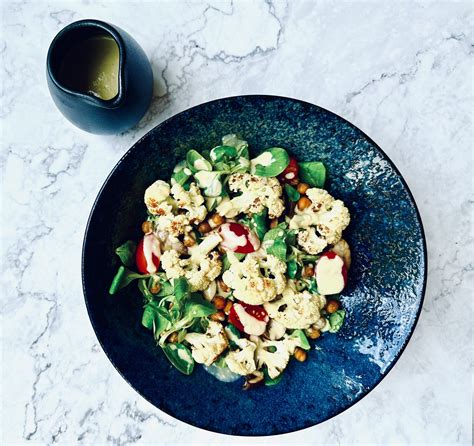 Salat Mit Gebackenem Blumenkohl Ger Steten Kichererbsen Und Cremigem