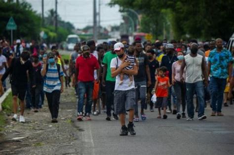 Más De 10 000 Migrantes Muchos De Haití Acampan Bajo Un Puente En La