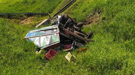 Caminhonete Sai Da Pista Cai Em Ribanceira E Deixa Dois Feridos Na Via