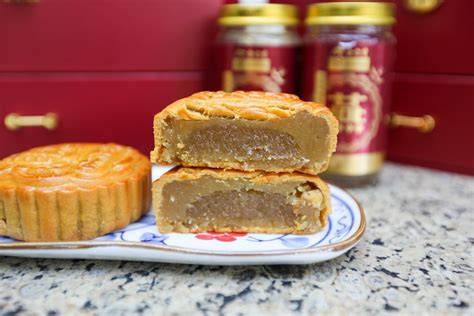 Eu Yan Sang Premium Birds Nest Mooncakes With Red Dates Orange Peel