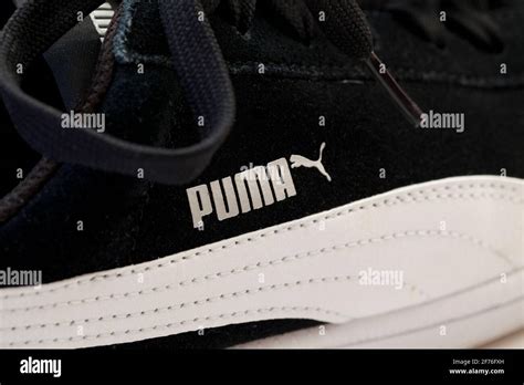 Puma logo hi-res stock photography and images - Alamy