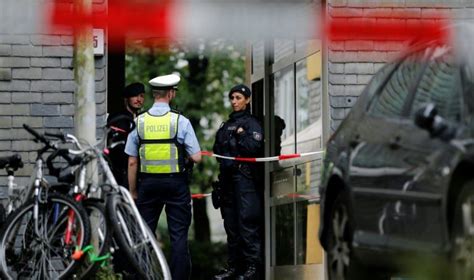 Elle Tue Ses Propres Enfants Et Saute Devant Un Train