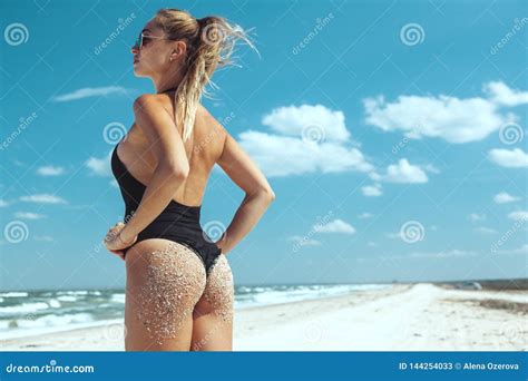 Bello Modello In Bikini Che Posa Alla Spiaggia Immagine Stock