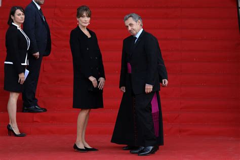 Photo Nicolas Sarkozy et sa femme Carla Bruni Arrivées en l église