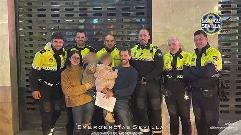 Unos Padres Se Reencuentran Con Los Polic As De Sevilla Que Salvaron La