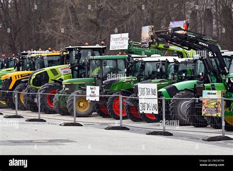 Teilnehmer der Bauernproteste fahren in Nürnberg mit ihren Traktoren im