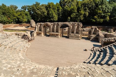 Teatro E Anfiteatro Nas Ru Nas Arqueol Gicas De Butrint Ou Parque