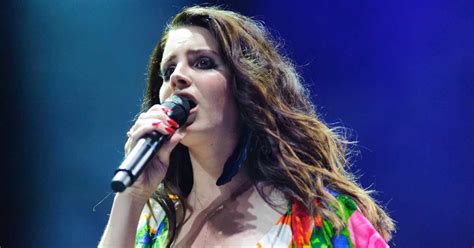 Lana Del Rey Pays Sincere Apology To Fans For Appearing Late At Glastonbury Show I Got Cut Off