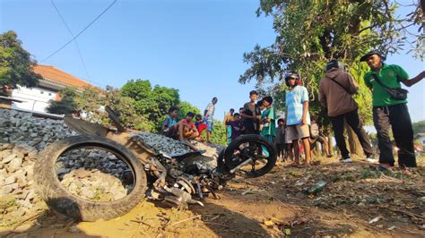 Pemotor Terobos Palang Pintu Tewas Tertabrak Kereta Hingga Hingga