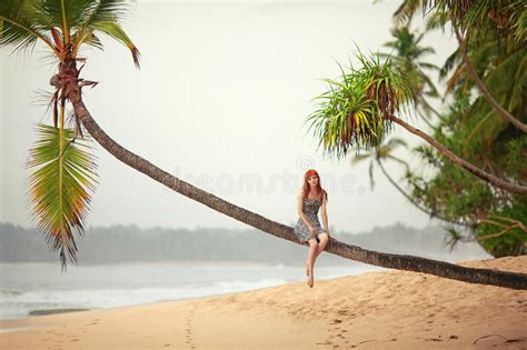 Muchacha Que Descansa Sobre La Playa Foto De Archivo Imagen De Rojo