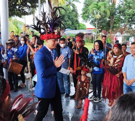 Ahy Ketum Dpp Demokrat Disambut Dengan Tarian Adat Cakalele Di Manado