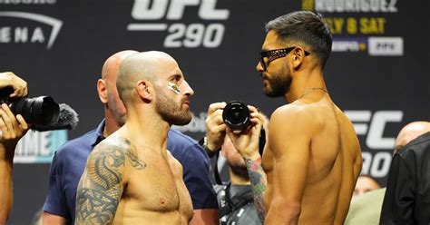 Alexander Volkanovski Vs Yair Rodriguez Staredown Video From Ceremonial Weigh Ins Ufc 290