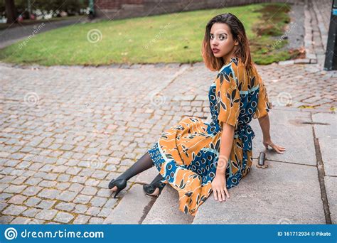 Belle Jeune Fille Albanaise Maigre Posant Et Montrant La Robe Bleue