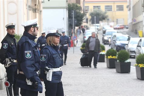 Segue E Palpeggia Donna In Stazione A Monza Poi Aggredisce Gli Agenti