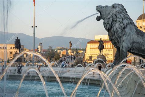 Estatua de un león uno de varios se encuentra con el puente de piedra