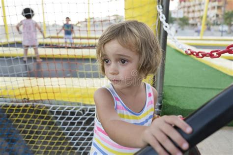 Garota De Anos Esperando Sua Vez Em Um Parque Recreativo Imagem De