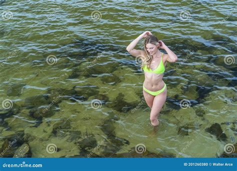 Modelo Rubia Preciosa Del Bikini Que Presenta Al Aire Libre En Una