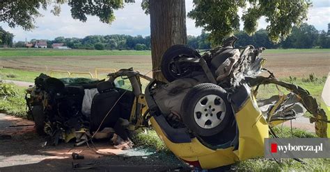 Tragiczny wypadek pod Świebodzinem sportowe auto rozpadło się na pół