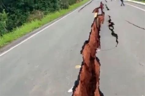 Cratera no meio do asfalto interdita BR 319 em Manaus assista o vídeo