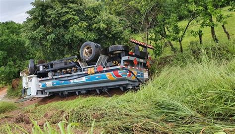 Motorista Perdeu Controle E Caminh O Carregado Caixas De Leite