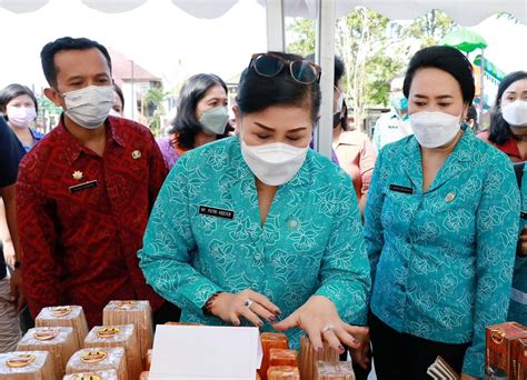 Putri Koster Hadiri Kegiatan Pasar Rakyat Berbelanja Dan Berbagi Di