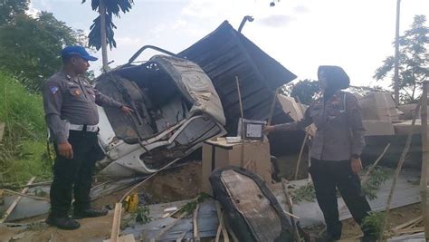 Truk Hantam Mobil Dan Motor Di Magelang Orang Tewas