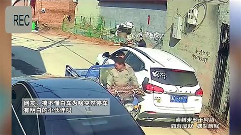 四轮车与三轮车的“交锋”，四轮车突然刹车 三轮车撞到两辆车