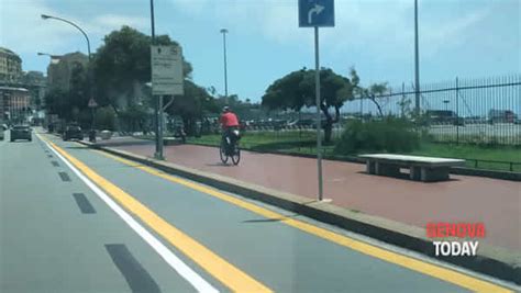 Pista Ciclabile Di Corso Italia Aperta Alle Auto Ma Solo Per Il Nautico