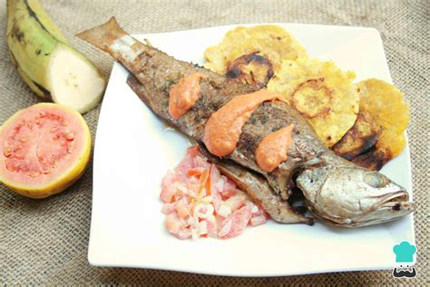 Pescado frito con patacones y salsa Un contraste de sabores increíble