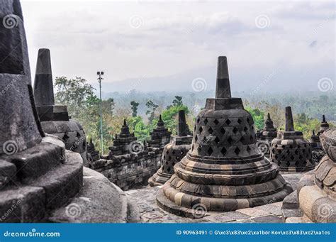 Stupas Budistas En El Templo De Borobudur Indonesia Imagen De Archivo