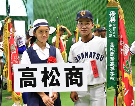 高松商、決意新た 夏の甲子園きょう開幕 高松商の飛倉主将（右）を激励するプラカード係の相川さん＝甲子園 四国新聞社