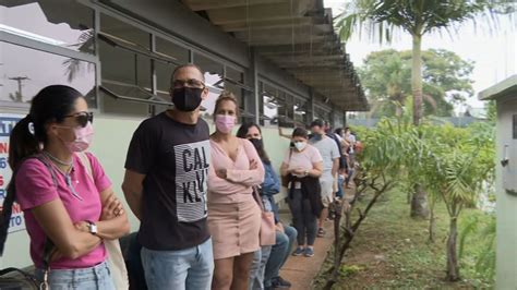 Vacina Contra Covid Moradores Enfrentam Filas Em Nico Posto Aberto No