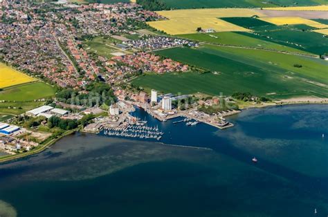 Fehmarn aus der Vogelperspektive Hafenanlagen an der Meeres Küste der