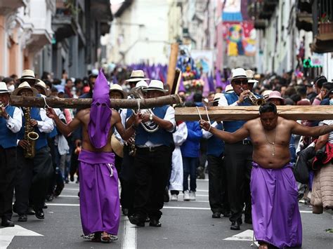 La Procesi N Del Viernes Santo Muestra A Ecuatorianos En Su Viacrucis