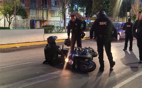 Derrapa policía de la CDMX cuando viajaba en su motocicleta