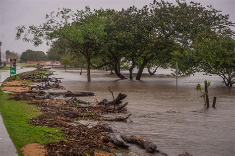 Nível do Rio Guaíba em Porto Alegre supera cota de inundação e fecha