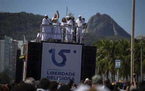 Protesto contra a intolerância religiosa reúne pessoas de diferentes