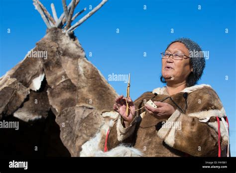 Inuit Woman Hi Res Stock Photography And Images Alamy