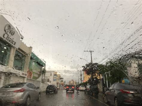 Forte chuva ventania em Anápolis causa estragos e assusta moradores