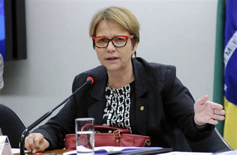 Brasileiro não passa muita fome porque tem muita manga diz ministra