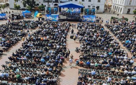 Ceremonia De Absolvire A Promo Iei De La Universitatea De Vest