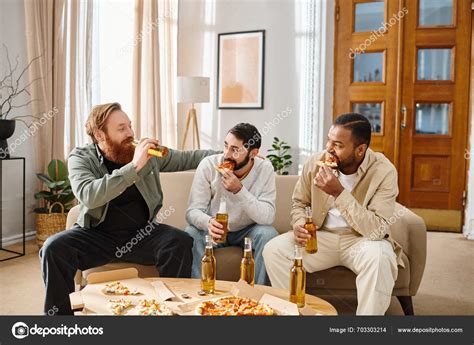 Tres Hombres Guapos Alegres Diferentes Razas Sientan Sof Comiendo