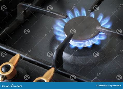 Un Fragmento De Una Estufa De Gas Con Una Hornilla Encendida Foto De