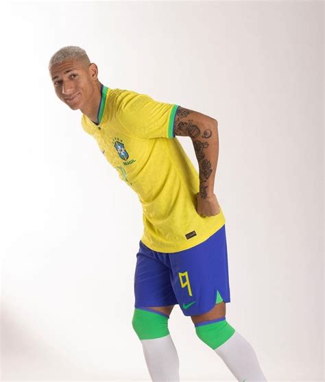 Seleção brasileira posa com o uniforme oficial da Copa do Mundo ...