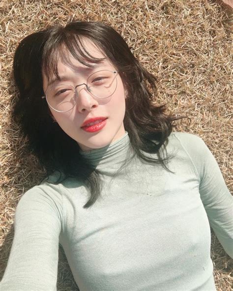 Sulli S Latest Braless Photo Has Netizens Debating Once Again