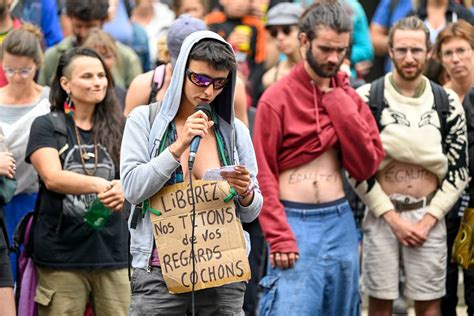 Une festivalière poursuivie pour avoir marché seins nus dans les rues d