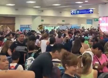 Cantan Cielito Lindo por caída de Microsoft en Aeropuerto de Cancún